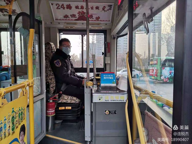 公交车长时刻践行“视老人为父母，视乘客为亲人”的服务理念