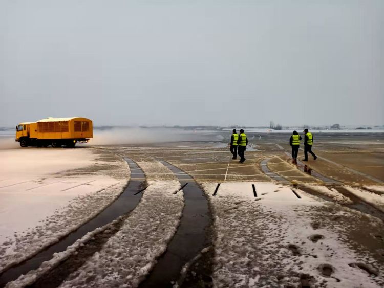 邯郸机场：全员上阵除冰雪全力保障航班运行安全