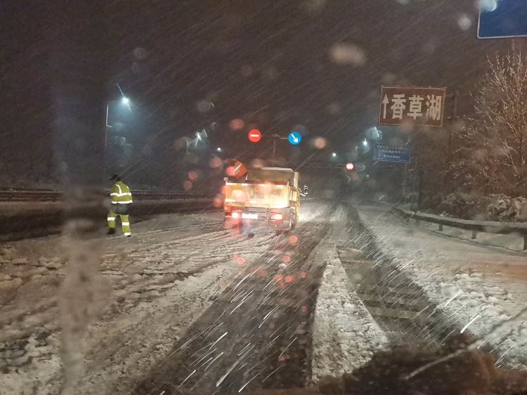 恒质集团全力以赴除雪保青兰高速史村连接线畅通