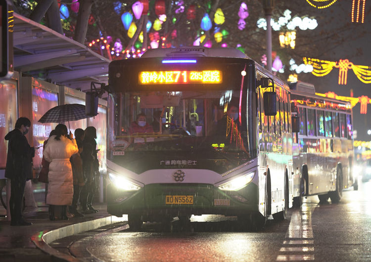 邯郸公交：夜“战”风雪 公交人在路上