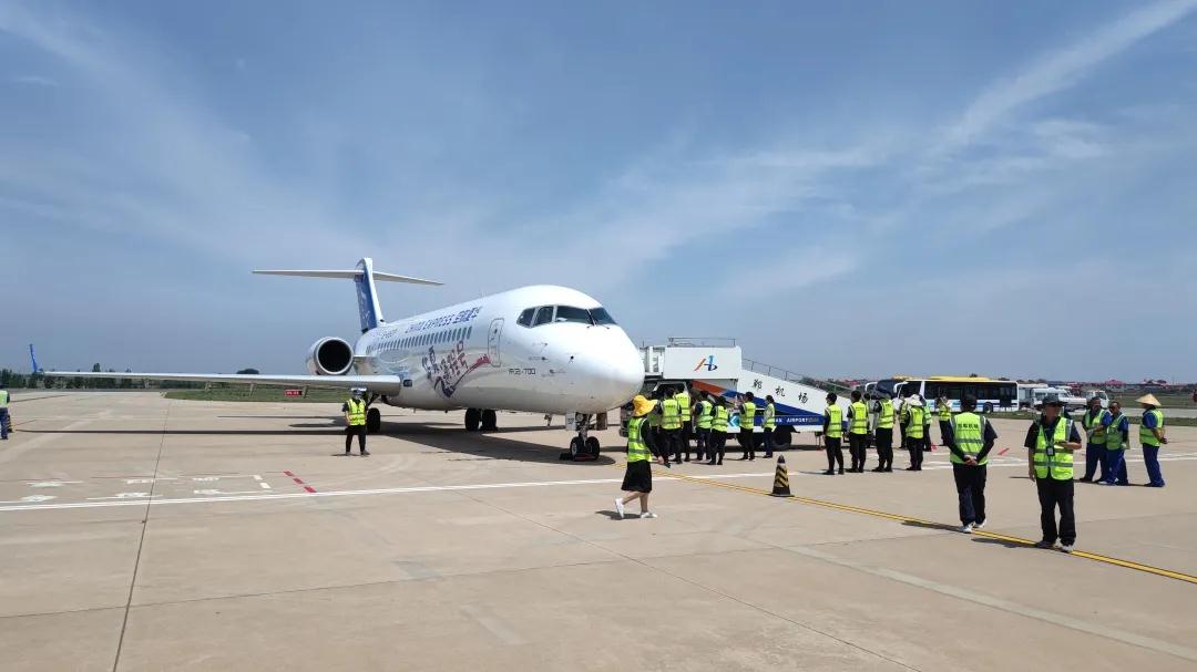国产ARJ21型客机首次降临古城邯郸