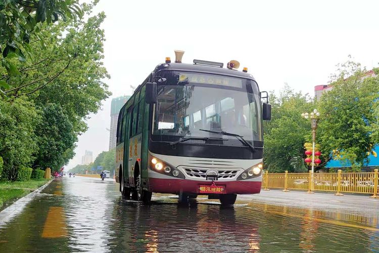 启动公交指挥救援车 为市民乘车保驾护航