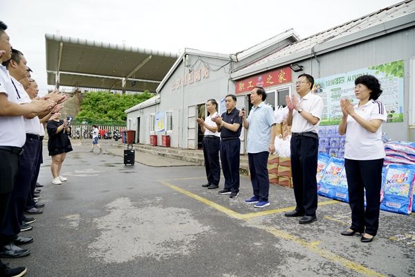 真情润心田 关怀暖人心——市总工会领导慰问公交一线职工