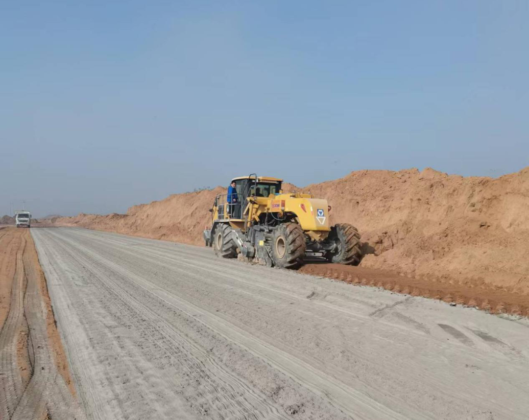 新进展！省道S349束左公路水泥土试验段铺筑成功完成