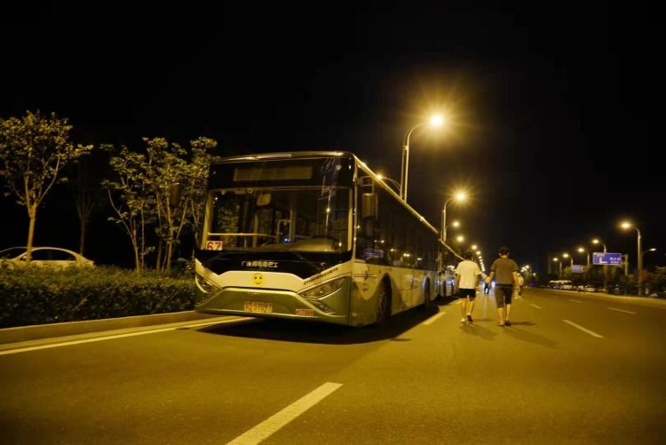 昼夜奋战 不言苦累 邯郸公交为歌迷出行保驾护航！